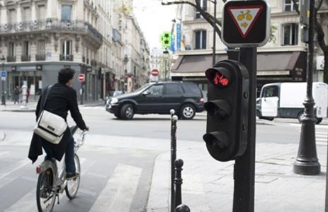 Biciclette passano con il rosso