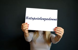 Immagini con frasi sulla violenza sulle donne e contro il femminicidio