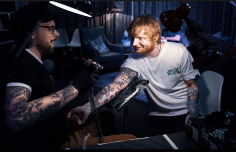 Ed Sheeran fa un nuovo tatuaggio