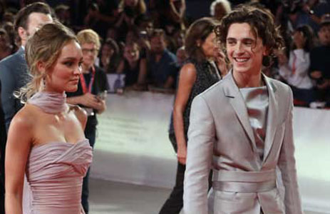 Timothée Chalamet e la fidanzata Lily Rose-Depp incantano Venezia