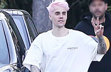 Justin Bieber con i capelli rosa