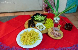 Foto ingredienti fusilli con verdure miste e salsiccia