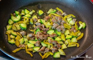 Foto preparazione fusilli con verdure miste e salsiccia