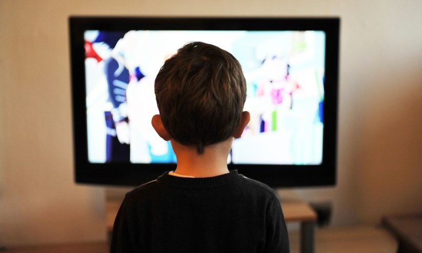 Bambini davanti alla tv e cartoni